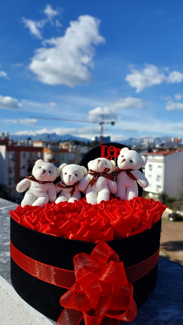 Kalp Kutuda Kırmızı Güller ve Oyuncak Ayıcıklar - Görsel 2