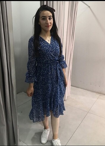 Mavi çiçekli elbise