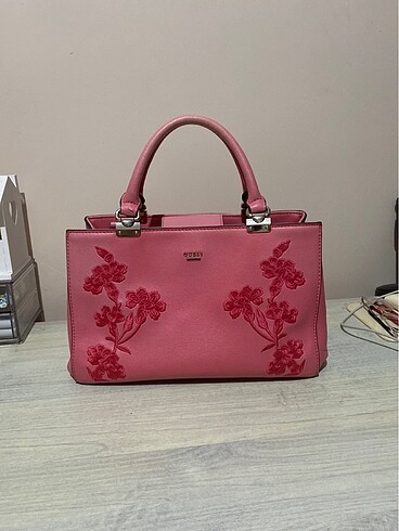 Guess Pembe Çiçek Nakışlı Çanta