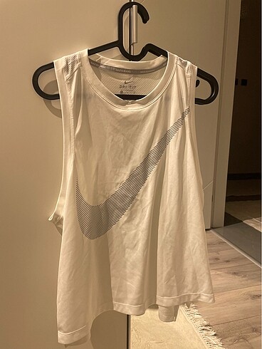 Nike spor üstü