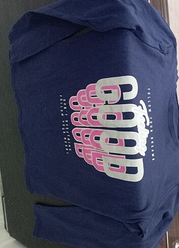 T-shirt etiketli yeni 