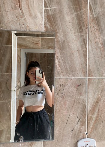Siyah Street Style Crop Top