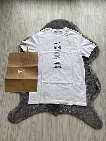 nike club+ tişört