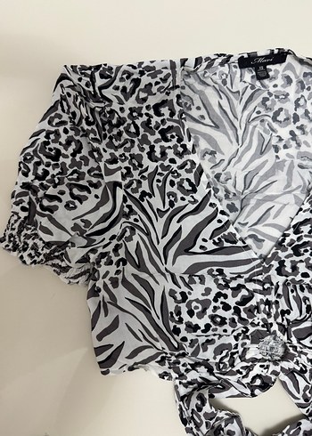 V Yaka Zebra Desenli Mini Bluz - Görsel 2