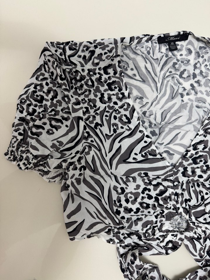 V Yaka Zebra Desenli Mini Bluz - Görsel 2