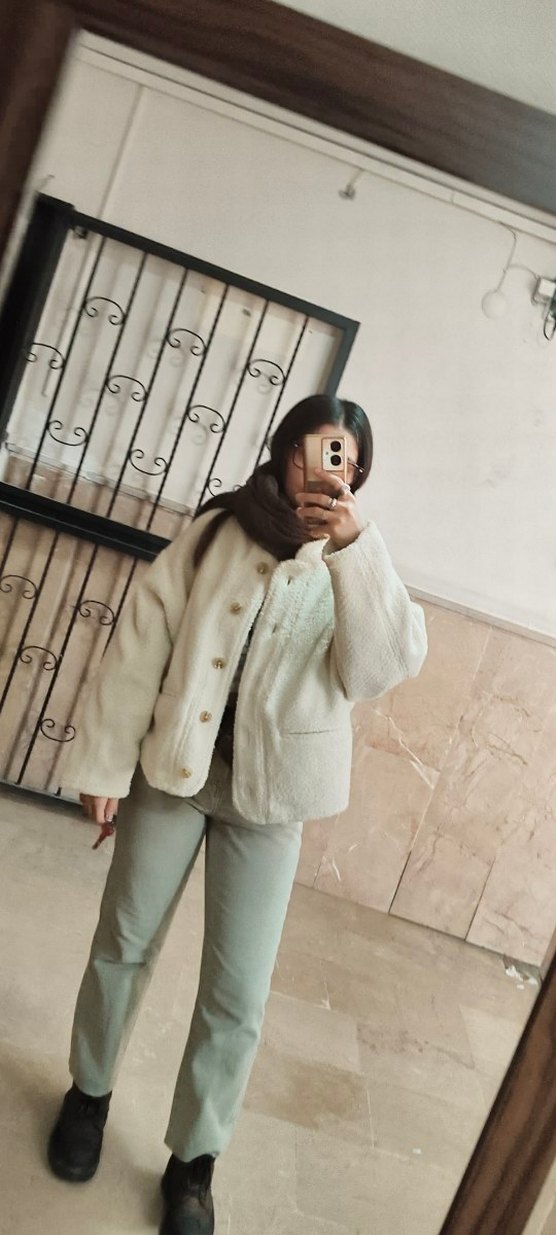 Beyaz Peluş Detaylı Kadın Ceket - Görsel 2