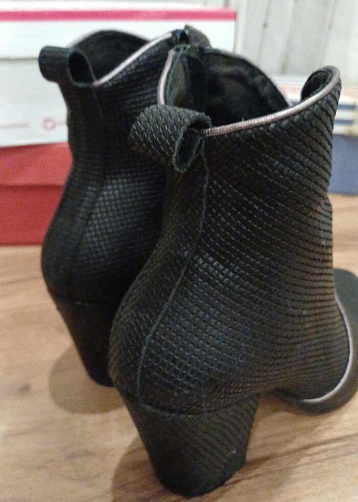 Siyah bot - Görsel 2