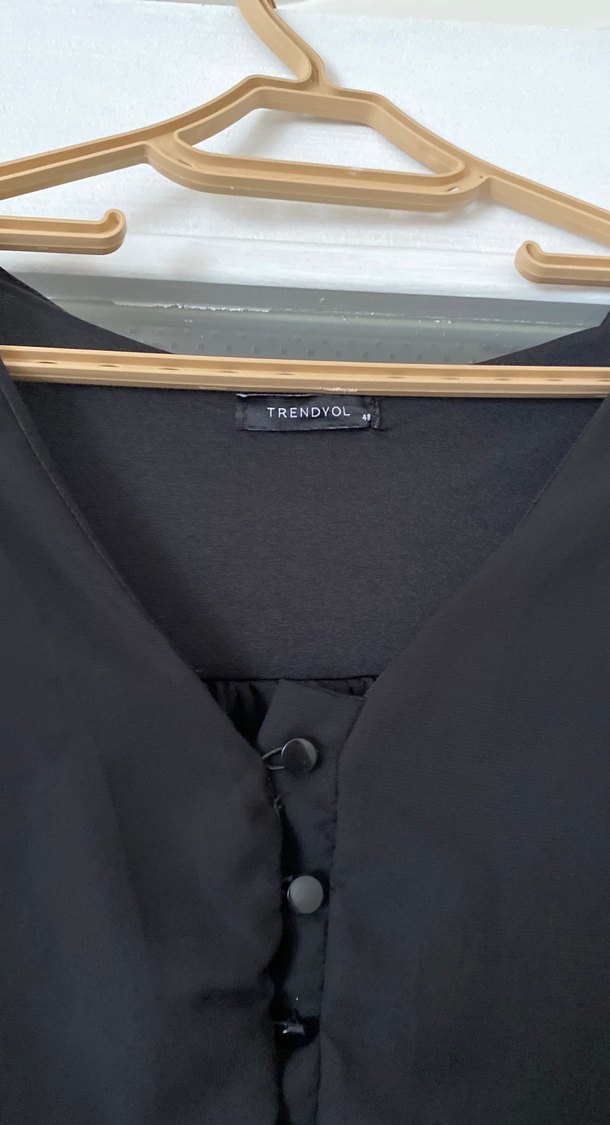 Düğmeli Siyah V-Yaka  Gömlek - Görsel 2