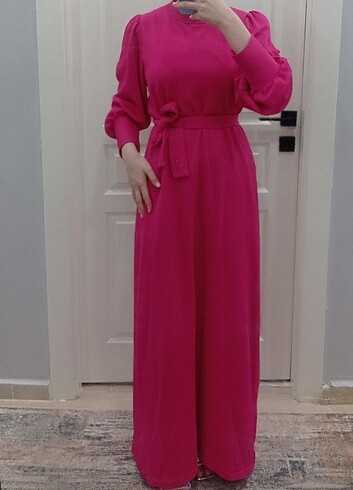 Pembe tessetur elbise
