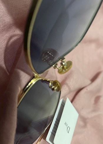 Parlak Altın Çerçeveli Kadın Güneş Gözlüğü - Görsel 4