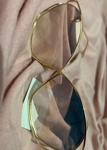 Parlak Altın Çerçeveli Kadın Güneş Gözlüğü - Görsel 3