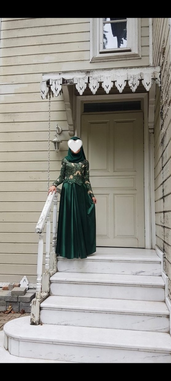 Uzun Yeşil Nakışlı Drapeli Abiye - Görsel 2