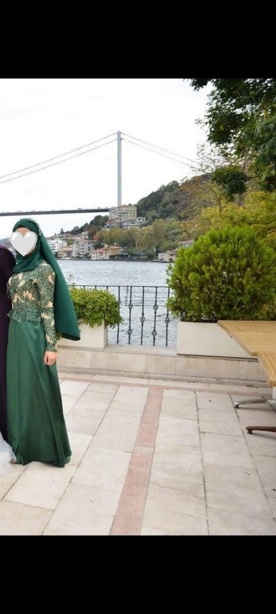 Uzun Yeşil Nakışlı Drapeli Abiye - Görsel 3