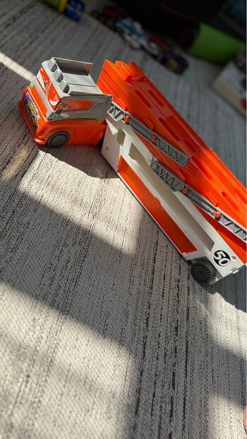Hot wheels taşıyıcı tır