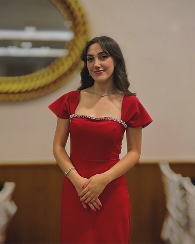 Kirmizi elbise