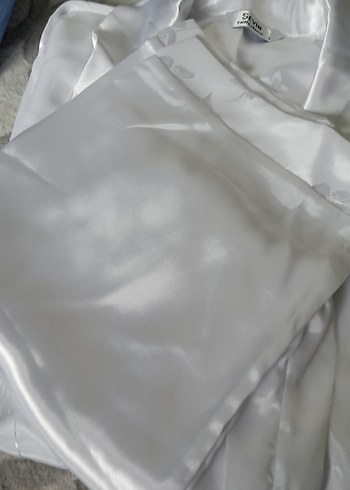 m Beden Nakışlı Beyaz çiçek desenli saten pijama takımı