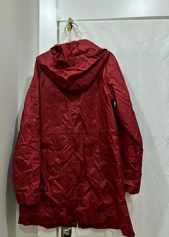 Düğmeli Kırmızı Midi Yağmurluk - Görsel 3