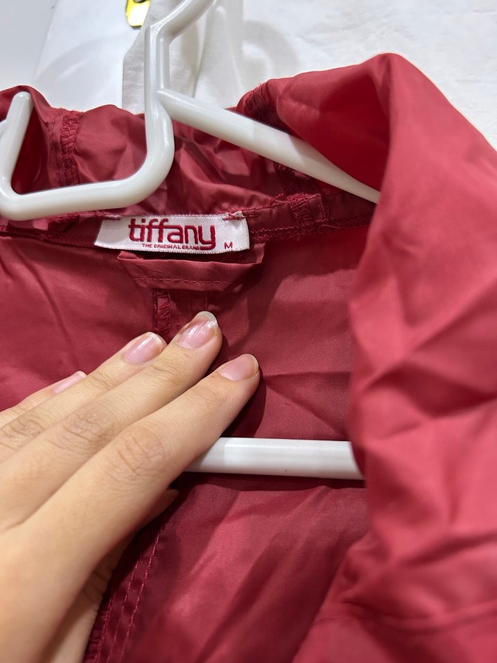 Düğmeli Kırmızı Midi Yağmurluk - Görsel 2