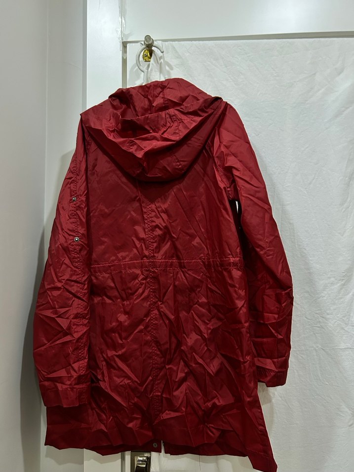 Düğmeli Kırmızı Midi Yağmurluk - Görsel 3