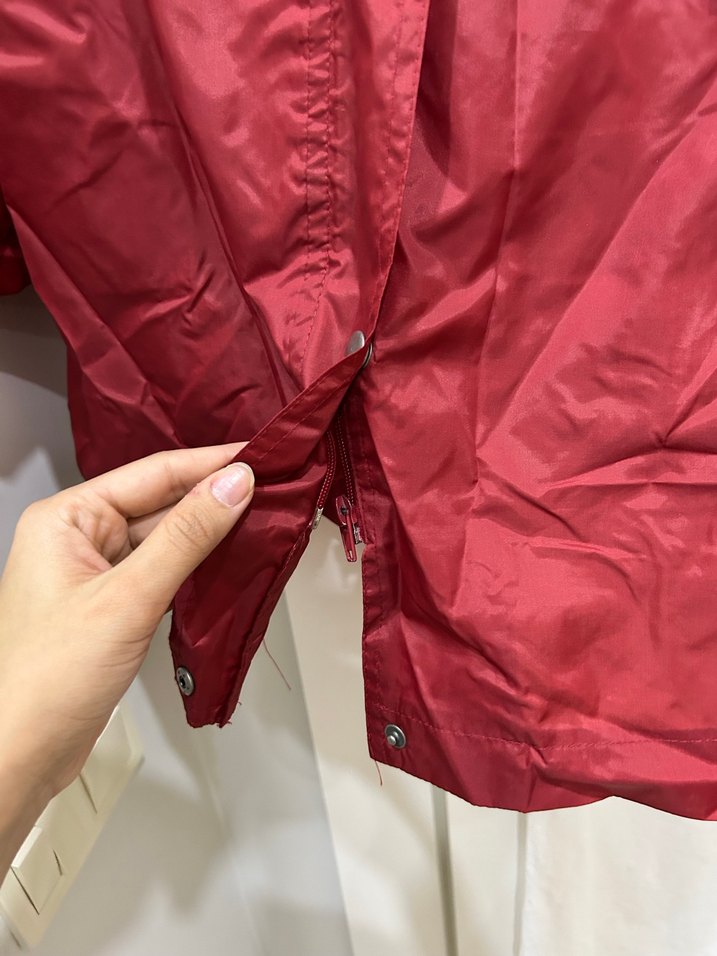 Düğmeli Kırmızı Midi Yağmurluk - Görsel 4