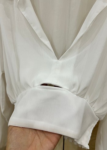 Düğmeli Beyaz V-Yaka Uzun Kollu Kadın Gömlek - Görsel 3