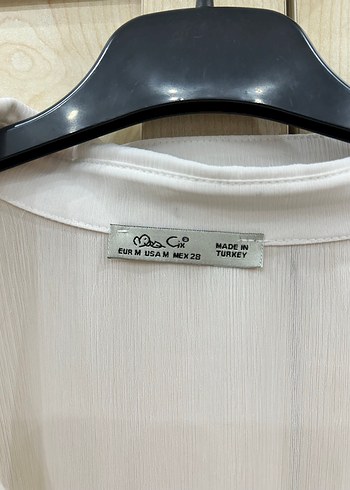 Düğmeli Beyaz V-Yaka Uzun Kollu Kadın Gömlek - Görsel 2