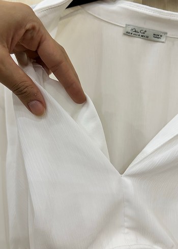 Düğmeli Beyaz V-Yaka Uzun Kollu Kadın Gömlek - Görsel 4