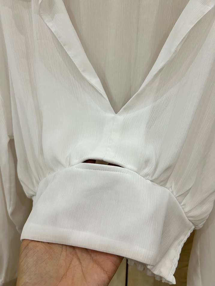 Düğmeli Beyaz V-Yaka Uzun Kollu Kadın Gömlek - Görsel 3