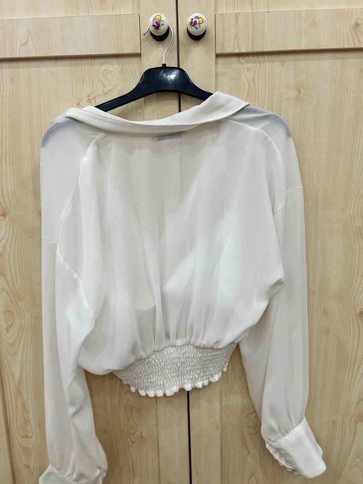 Düğmeli Beyaz V-Yaka Uzun Kollu Kadın Gömlek - Görsel 5