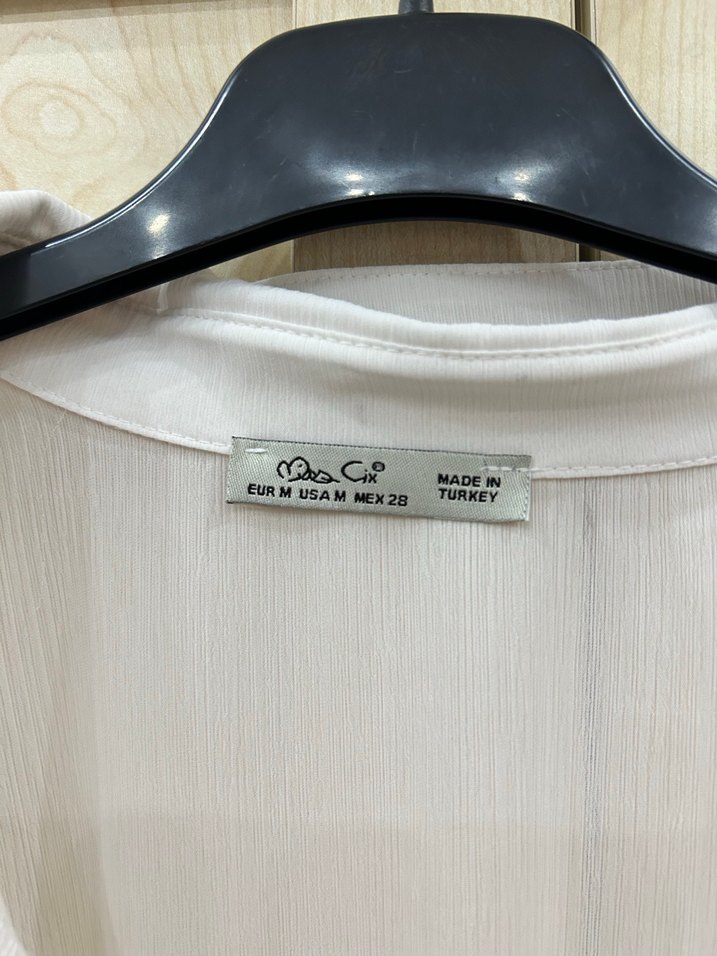 Düğmeli Beyaz V-Yaka Uzun Kollu Kadın Gömlek - Görsel 2