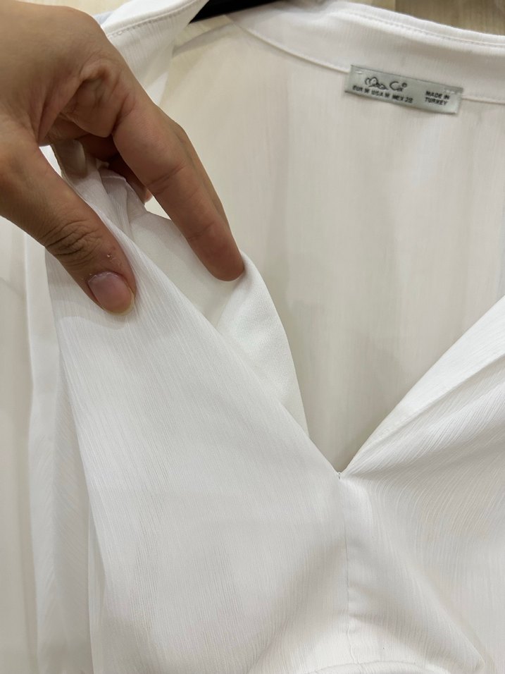 Düğmeli Beyaz V-Yaka Uzun Kollu Kadın Gömlek - Görsel 4