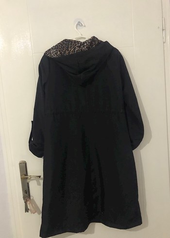 Uzun Siyah Yılan Desenli Kemerli Yağmurluk trençkot - Görsel 2