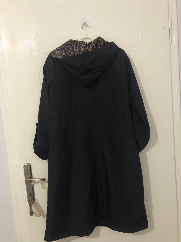 Uzun Siyah Yılan Desenli Kemerli Yağmurluk trençkot - Görsel 2