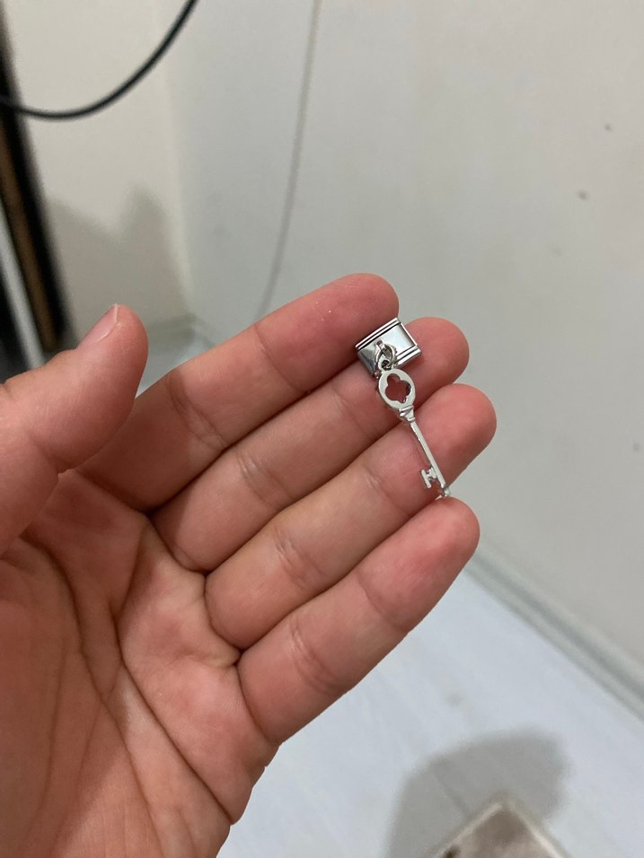 Gri Püsküllü Minimalist Kadın Charm - Görsel 3