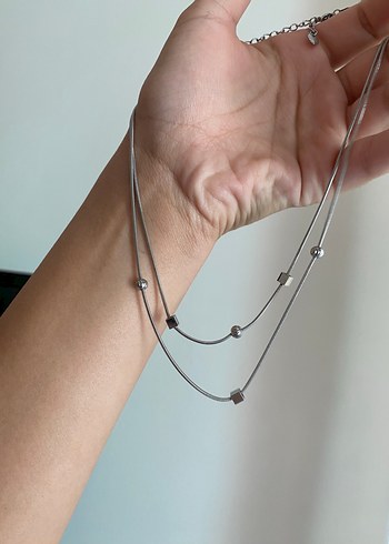 Minimalist Zincir Detaylı Gri Midi Kolye