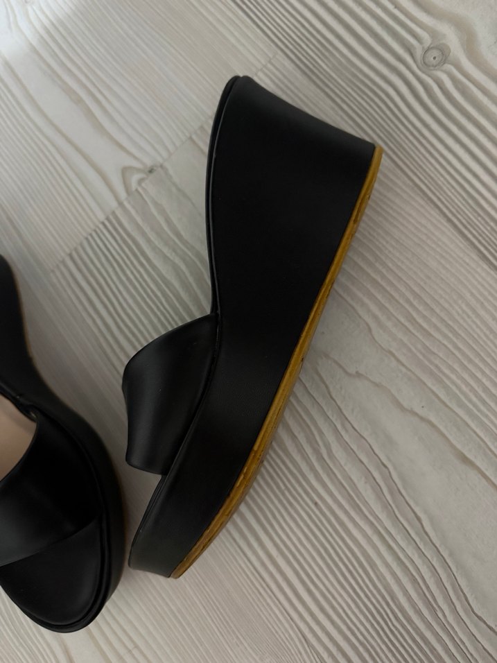 Parlak Siyah Kadın Dolgu Topuk Terlik - Görsel 2