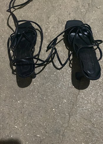 Yılan Desenli Siyah Topuklu Sandalet - Görsel 2