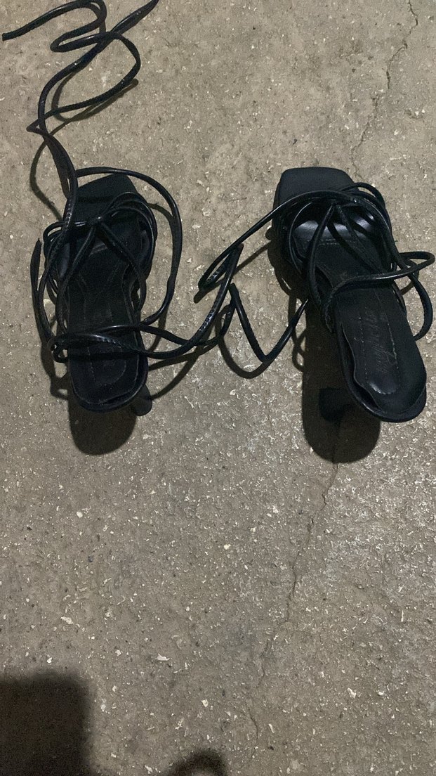 Yılan Desenli Siyah Topuklu Sandalet - Görsel 2