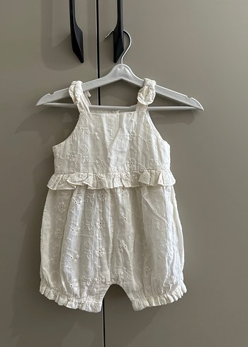 6 Ay Beden Kitikate Nakışlı Fırfırlı Beyaz Bebek Kız Tulum (3-6 ay)