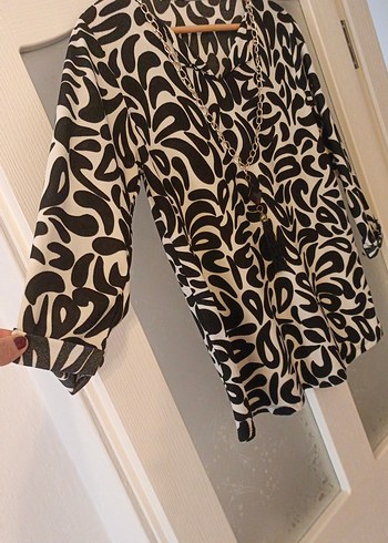 Zincir Detaylı V Yaka Desenli Kadın Bluz - Görsel 3