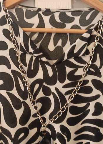 Zincir Detaylı V Yaka Desenli Kadın Bluz - Görsel 4