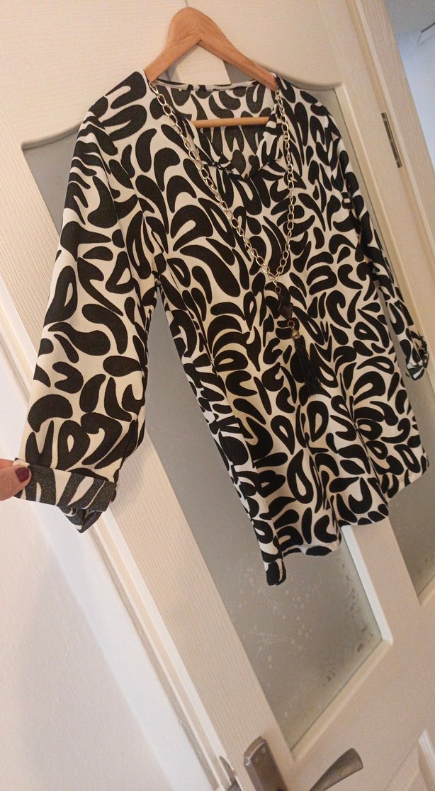 Zincir Detaylı V Yaka Desenli Kadın Bluz - Görsel 3