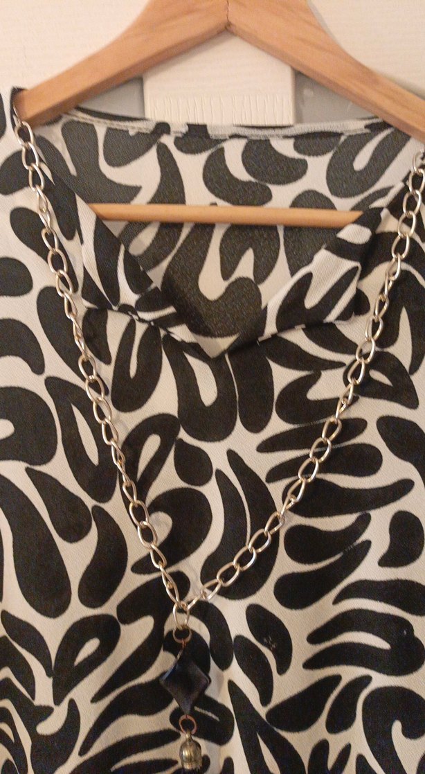 Zincir Detaylı V Yaka Desenli Kadın Bluz - Görsel 4