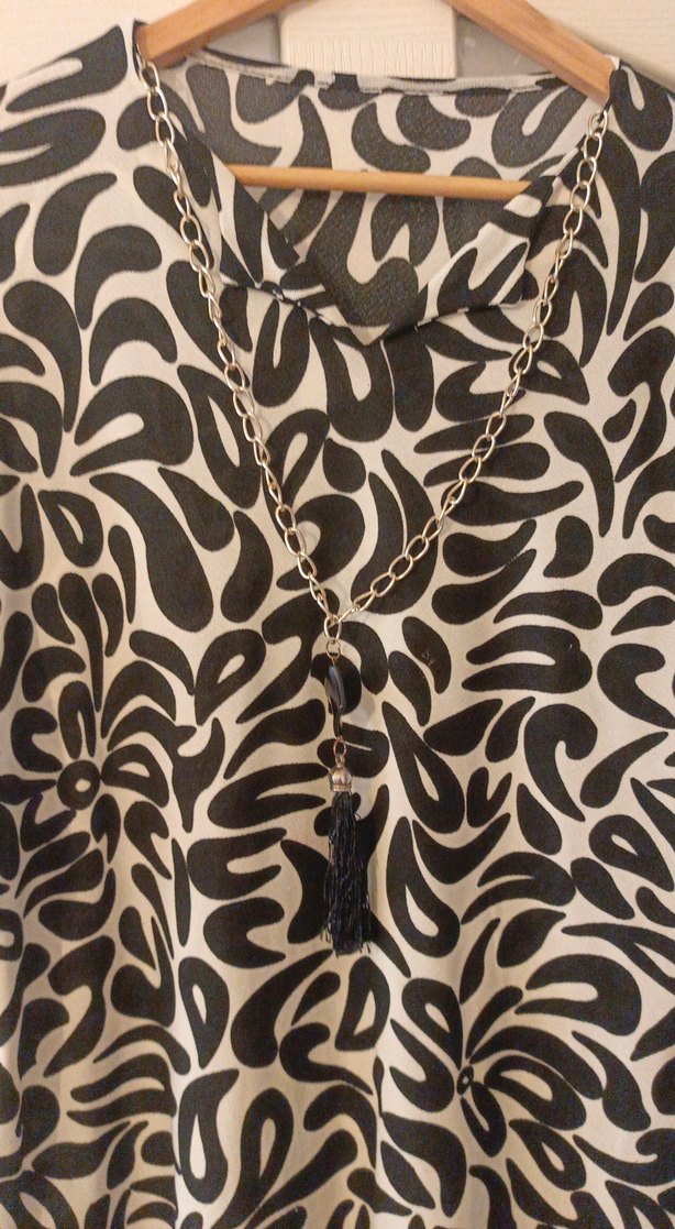 Zincir Detaylı V Yaka Desenli Kadın Bluz - Görsel 2