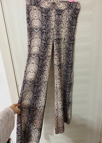Kadın Gri Yılan Desenli İspanyol Paça Pantolon - Görsel 2