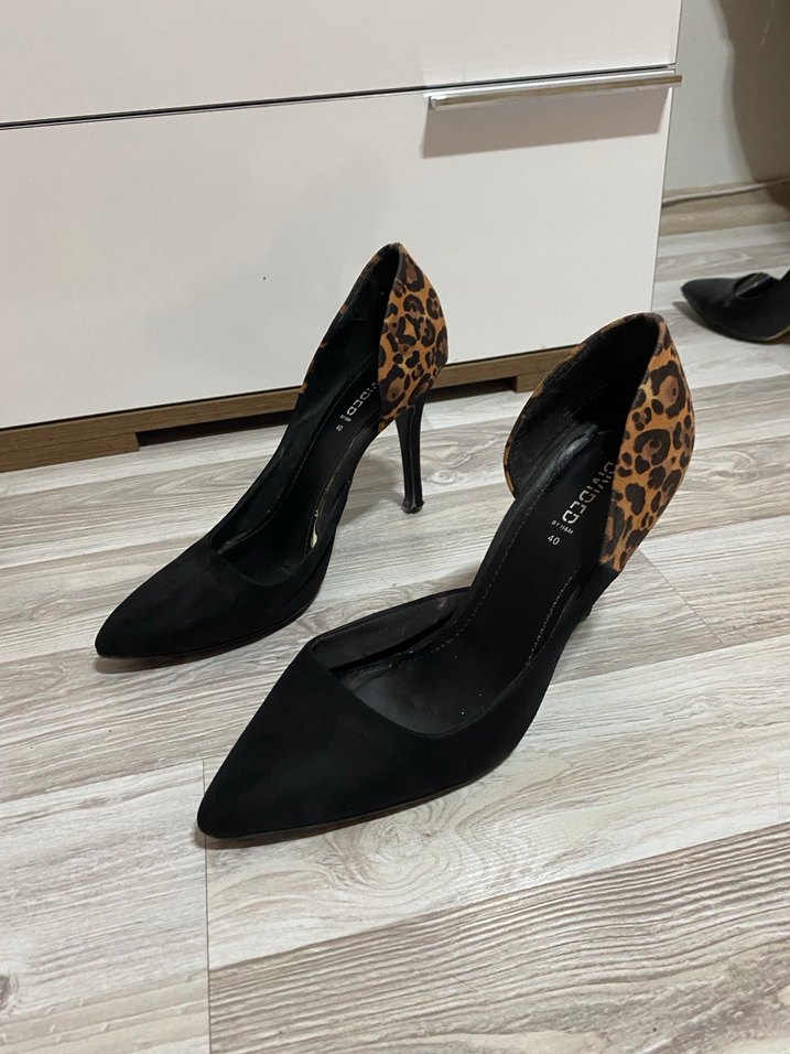 Leopar Detaylı Siyah Topuklu Kadın Ayakkabı - Görsel 2