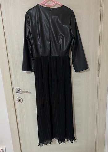 Deri Üstü Pilili Siyah Uzun Elbise - Görsel 2