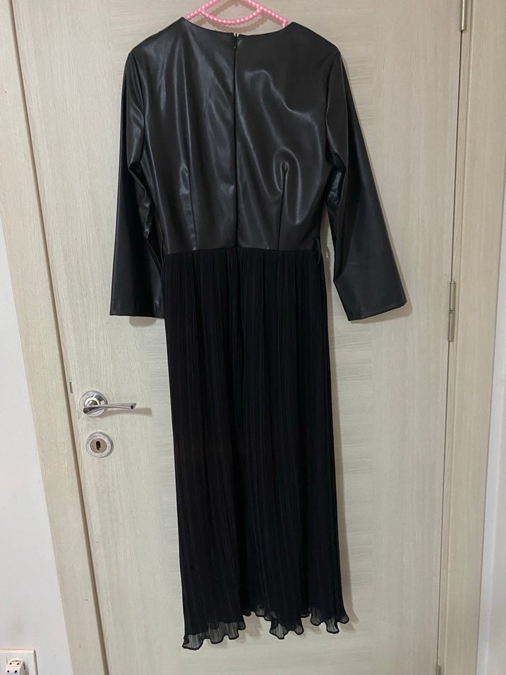 Deri Üstü Pilili Siyah Uzun Elbise - Görsel 2