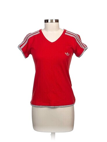 Adidas T-shirt %70 İndirimli.