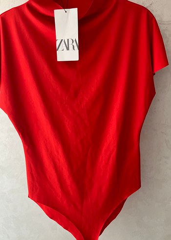 Zara Kırmızı Yüksek Yakalı Kısa Kollu Kadın Bluz